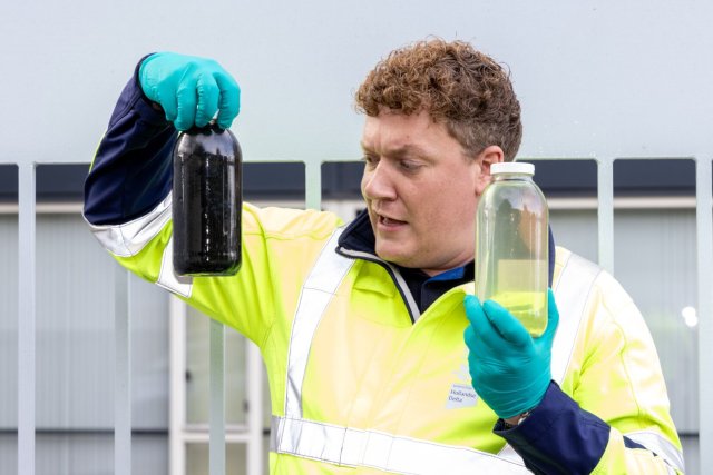 Sjoerd laat zien hoe vies het rioolwater binnenkomt en hoe schoon het weggaat. 