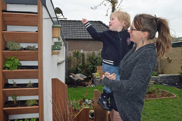 Eva en Kai in watervriendelijke tuin