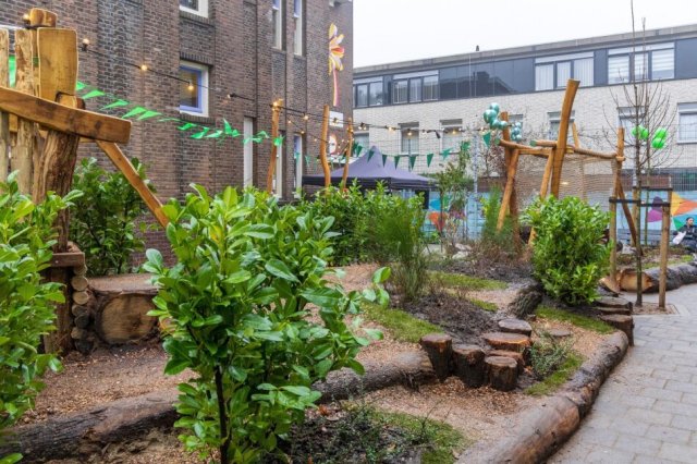 Het groen schoolplein van basisschool De Klaver