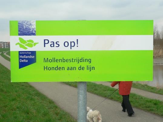 Bord honden aan de lijn in verband met mollenbestrijding