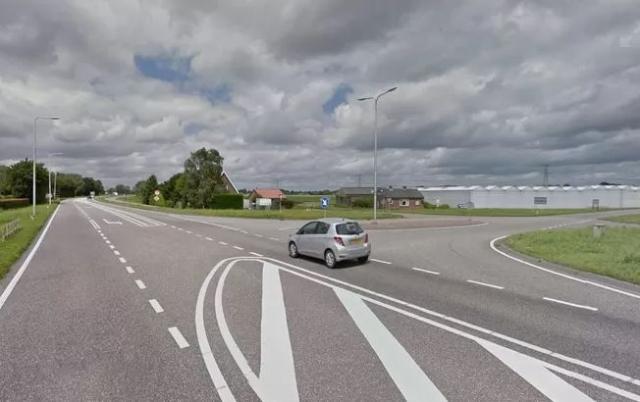 Kruispunt met auto op de N217
