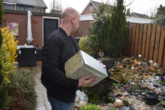 Peter in zijn tuin met blokje steenwol met rooster