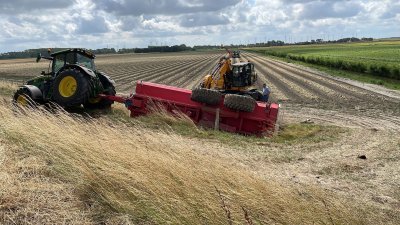 Tractor met aanhanger rijdt in beverburcht