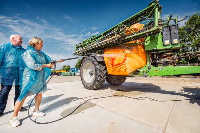 Arie Verhorst met voormalig heemraad Dorenda Gerts bij de aftrap van het project ‘Wasplaatsen voor de veldspuit’