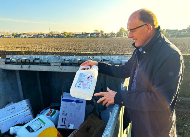 wim_in_t_veld_bij_de_afvalcontainer_voor_chemische_middelen