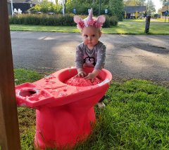 roze wc pot in het gras tijdens de waterbazen campagne