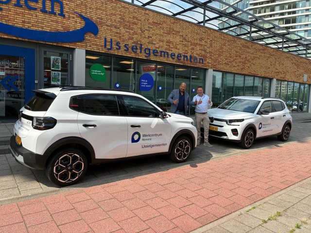 Joël Mohangoo en Roland Nederstigt met de nieuwe auto's
