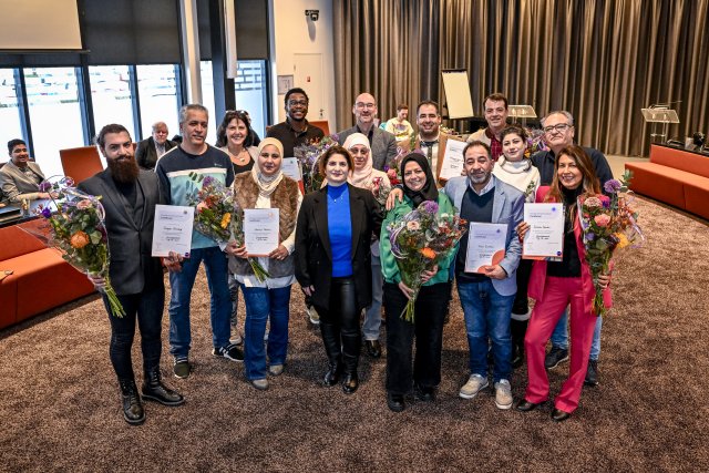 Groep statushouders met hun certificaat en medewerkers van IJsselgemeenten