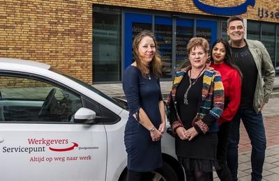4 arbeidsmakelaar voor een auto van met het logo van WerkgeversServicepunt Rijnmond IJsselgemeenten en de zin Altijd op weg naar werk.
