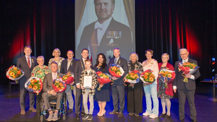 De 12 Koninklijk onderscheiden Zoetermeerders met burgemeester Bezuijen tijdens de Lintjesregen 2024