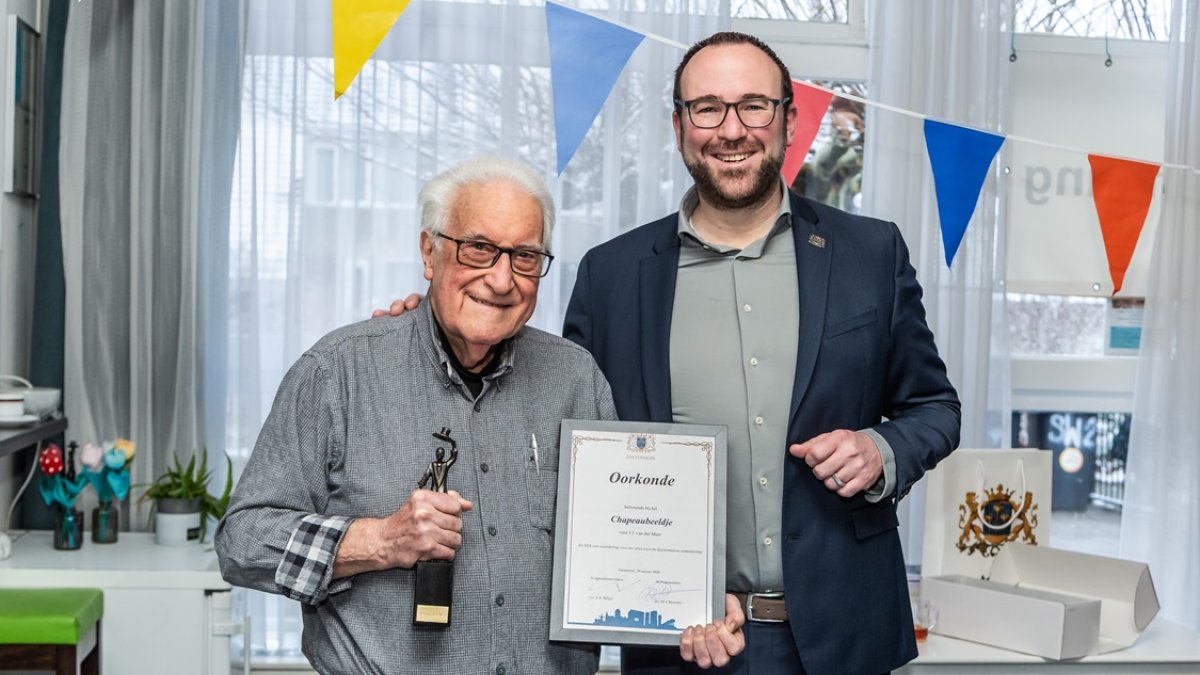 Jacques van der Meer ontvangt Chapeaubeeldje voor duurzaam denken en duurzaam doen