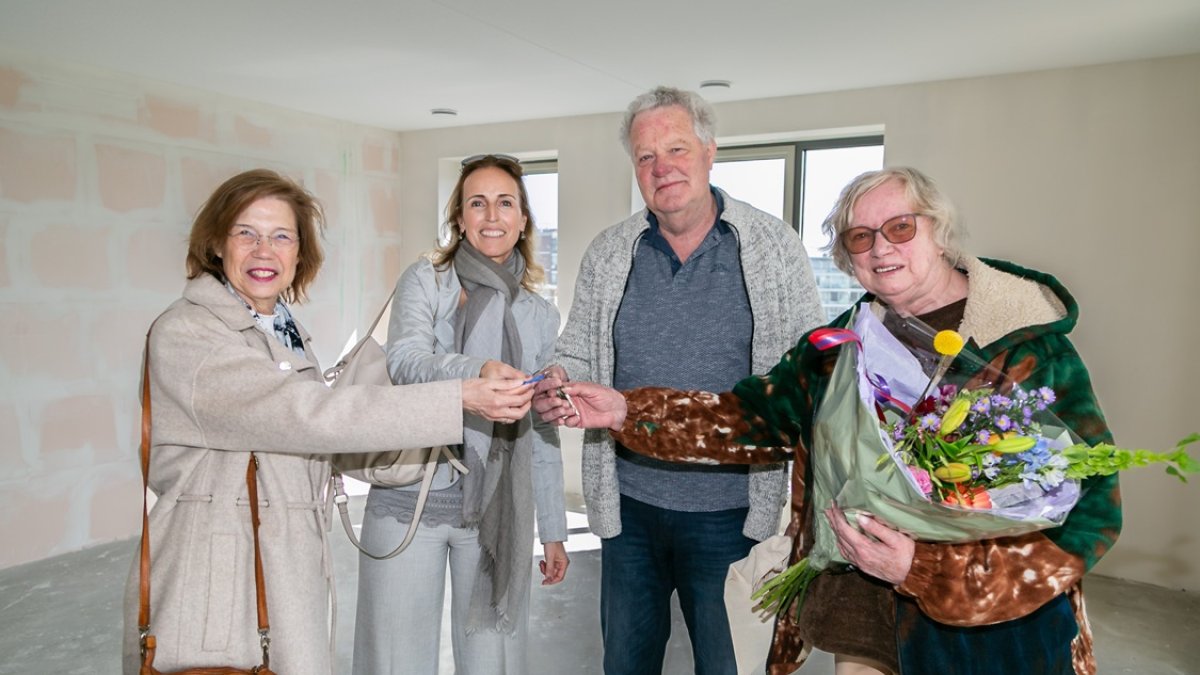 Eerste bewoners ontvangen sleutel van nieuwbouwappartement Zalkerbos in Meerzicht