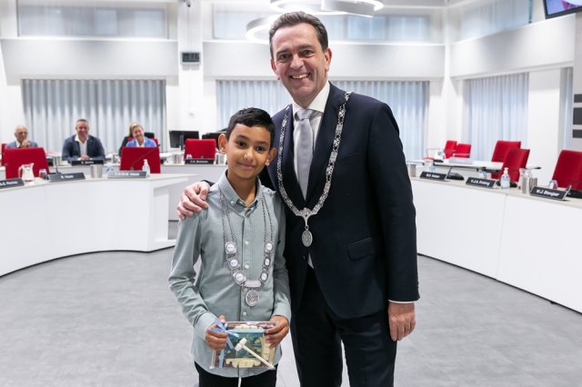 Children's Mayor Steff Hoevers and Mayor Michel Bezuijen