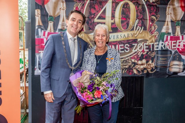 Mayor Bezuijen with Mrs. Wiewel-Goemans