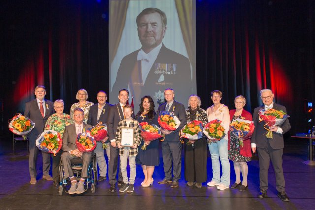 The 12 Royal Awards Zoetermeerders with Mayor Bezuijen during the 2024 Ribbon Race