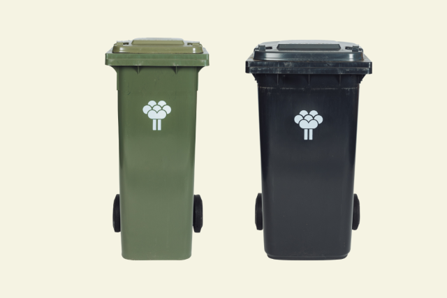 Foto groene en grijze minicontainers