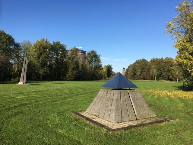 Kunstwerk Piramide en Obelisk van Jan Samsom