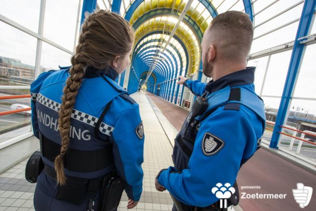 Twee handhavers op Mandelabrug