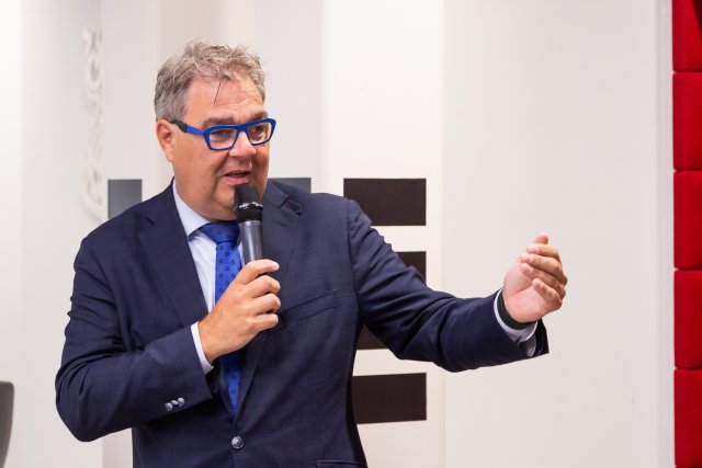 Wethouder Jan Iedema roept ondernemers op met digitalisering aan de slag te gaan