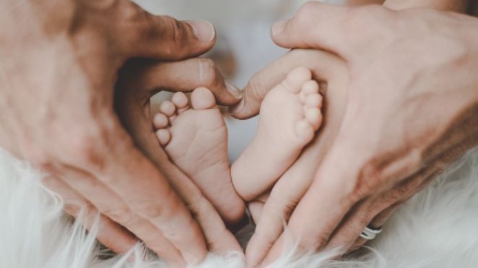 Teaserfoto activiteit voorbereid op het ouderschap, foto van babyvoetjes en handen van ouders