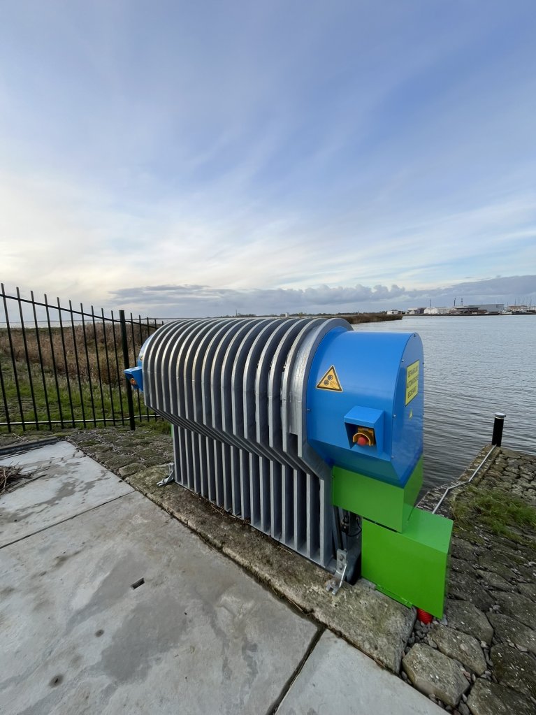 Kroosreiniger en uitzicht op havenkom Lemmer