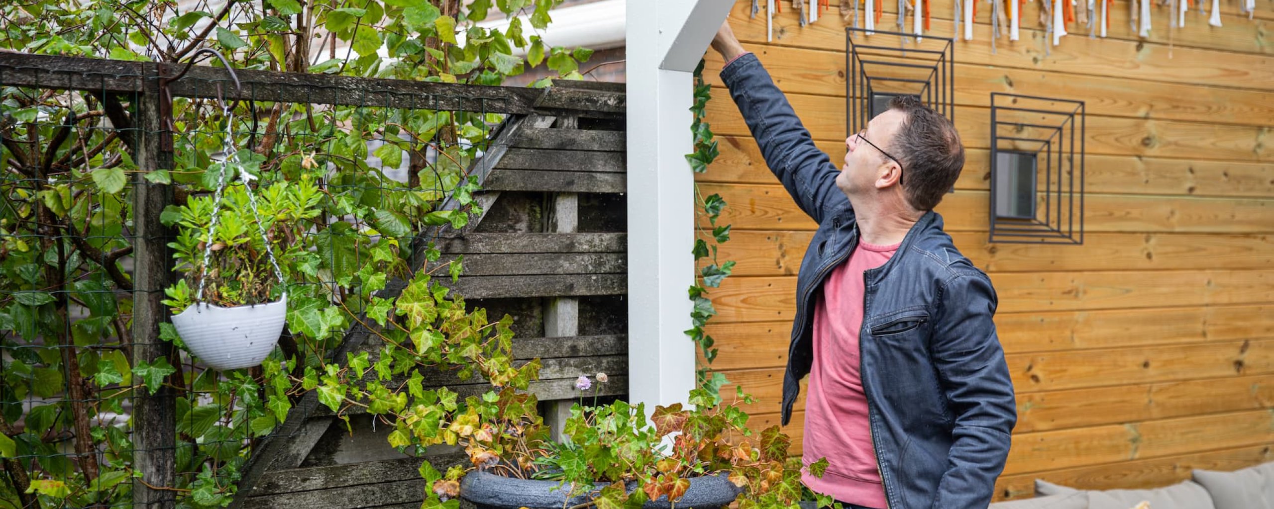 Afbeelding van Jan Willen die bezig is in zijn tuin