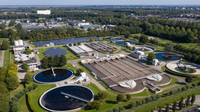 Afvalwaterzuivering Almere van bovenaf gefotografeerd