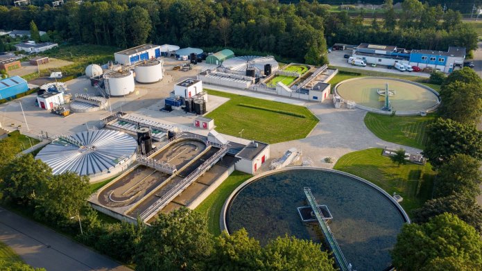 Afvalwaterzuiveringsinstallatie in Dronten. Foto van boven. 