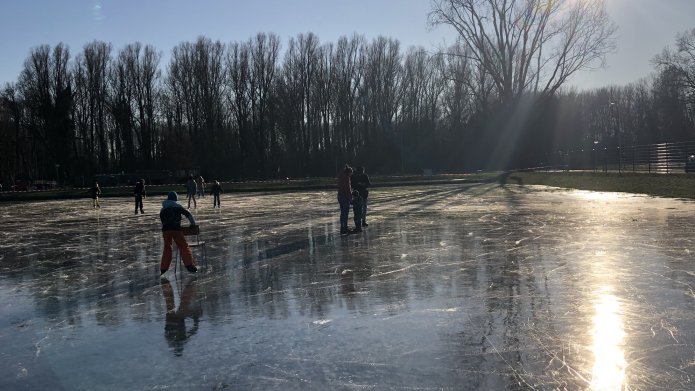 Mensen aan het schaatsen op de IJsbaan in Lelystad
