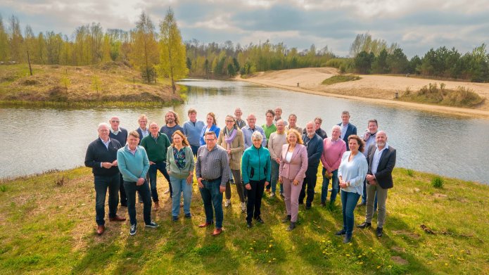 Foto van alle leden van de Algemene Vergadering van Waterschap Zuiderzeeland voor een waterpartij