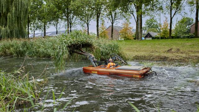 We onderhouden de sloten en tochten voornamelijk met maaiboten.