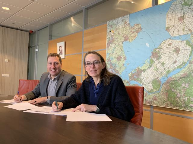 Tekenmoment bestuursovereenkomst ‘Interbestuurlijk Toezicht’ met gedeputeerde Harold Hofstra en dijkgraaf Hetty Klavers