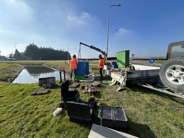 Plaatsing nieuwe besturingskast voor de stuw