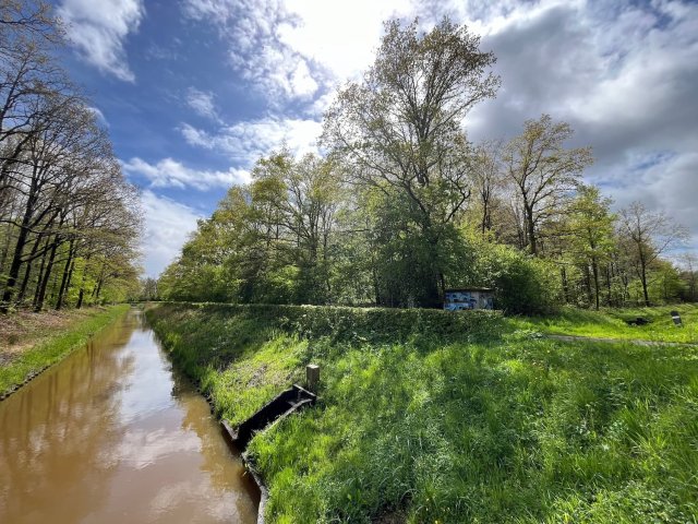 Kadoelertocht. Natuur, water en gras en rechts het opvoergemaal. 