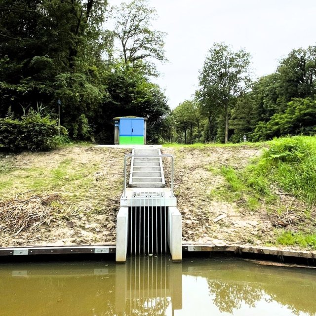 De Kadoelertocht met op de achtergrond het rioolgemaal en het opvoerkanaal van het water naar het gemaal.