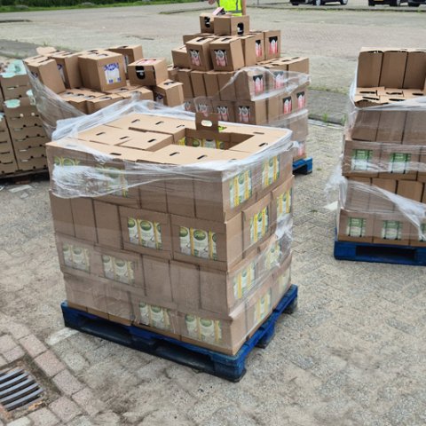Pallets met kartonnen dozen gevuld met yoghurt