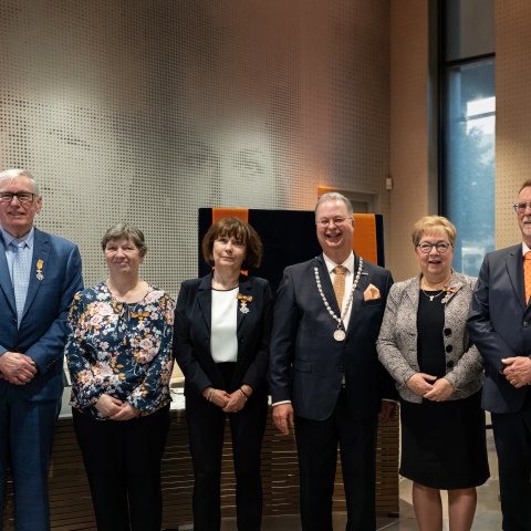 V.l.n.r.: mevrouw Nancy Moolenaar-Windericks, de heer Ton Pille, mevrouw Ria Koole-Fafianie, mevrouw Marielle Franken, mevrouw Wilmy Alderliesten, de heer Hans Hommering en de heer Pieter Moolenaar