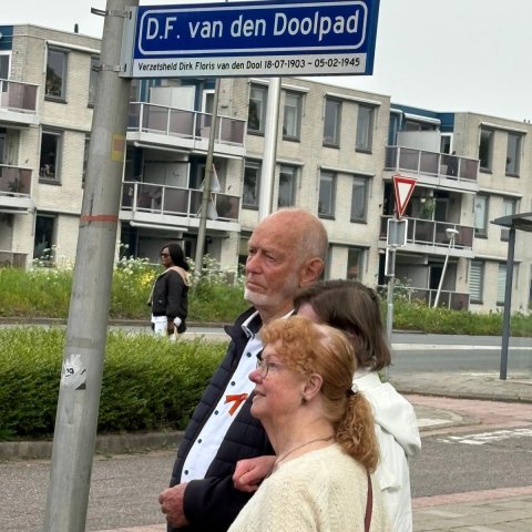 Zoon en dochters van Dirk F. van Den Dool bij de onthulling van het straatnaambord