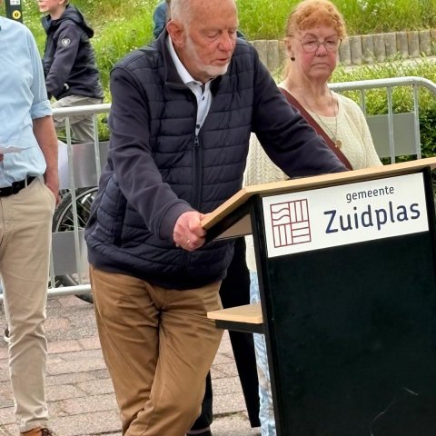Zoon van Dirk F. van Den Dool spreekt bij de onthulling van het straatnaambord