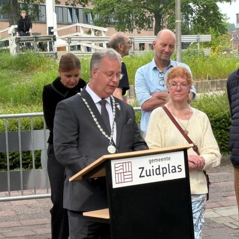Burgemeester Han Weber spreekt bij de onthulling van het straatnaambord van Dirk F. van Den Dool
