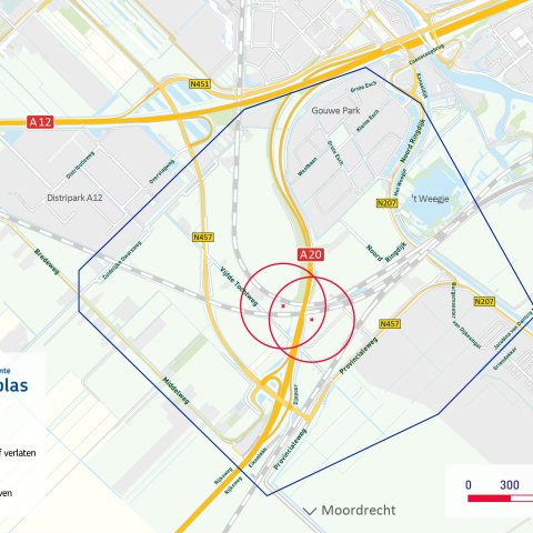 Overzichtskaart bomruiming Moordrecht, aangegeven gebied via blauwe lijn is binnen blijven. 2 x rood kruis is de locatie van bommen. Twee keer rode cirkel is radius waarin huizen/bedrijven verlaten moeten worden