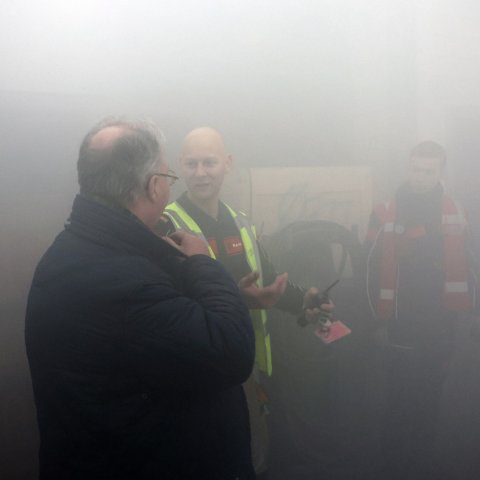 Burgemeester Weber in gesprek met deelnemers aan de oefening