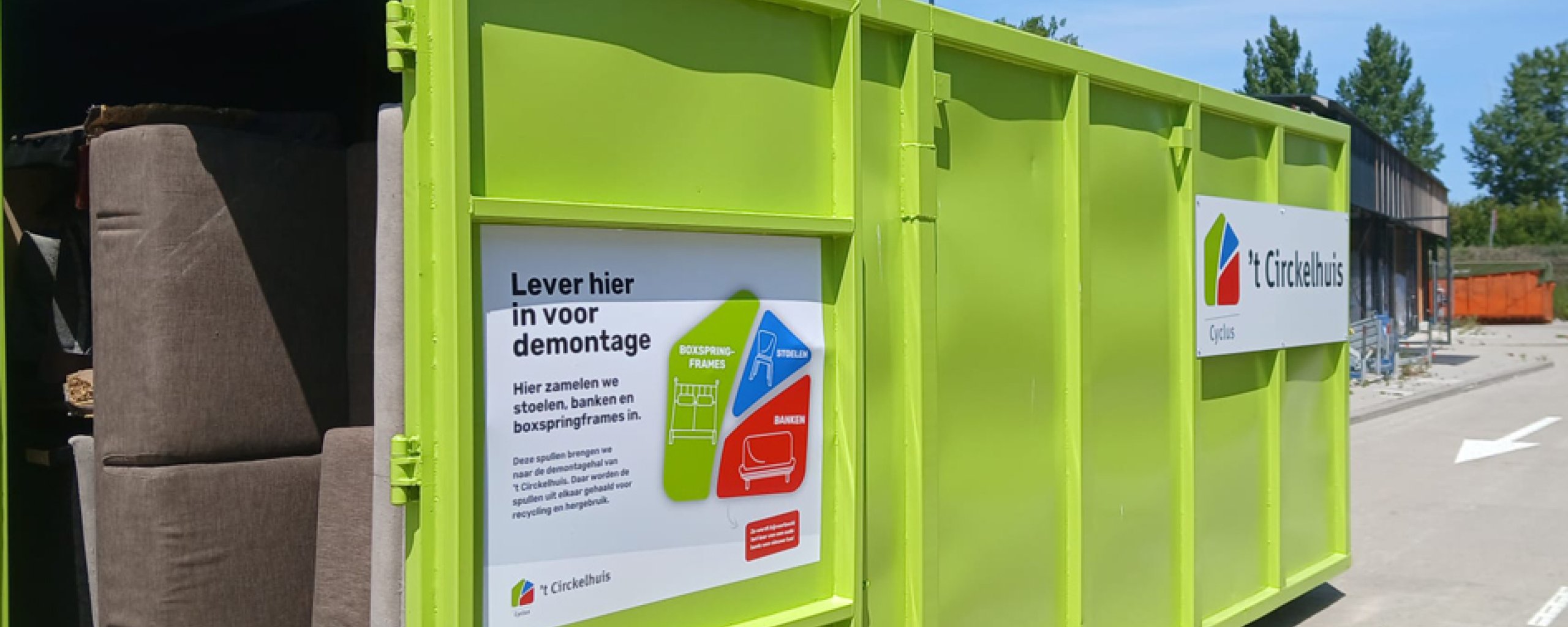 Groene container van 't Circelhuis met daarin gedemonteerde meubels