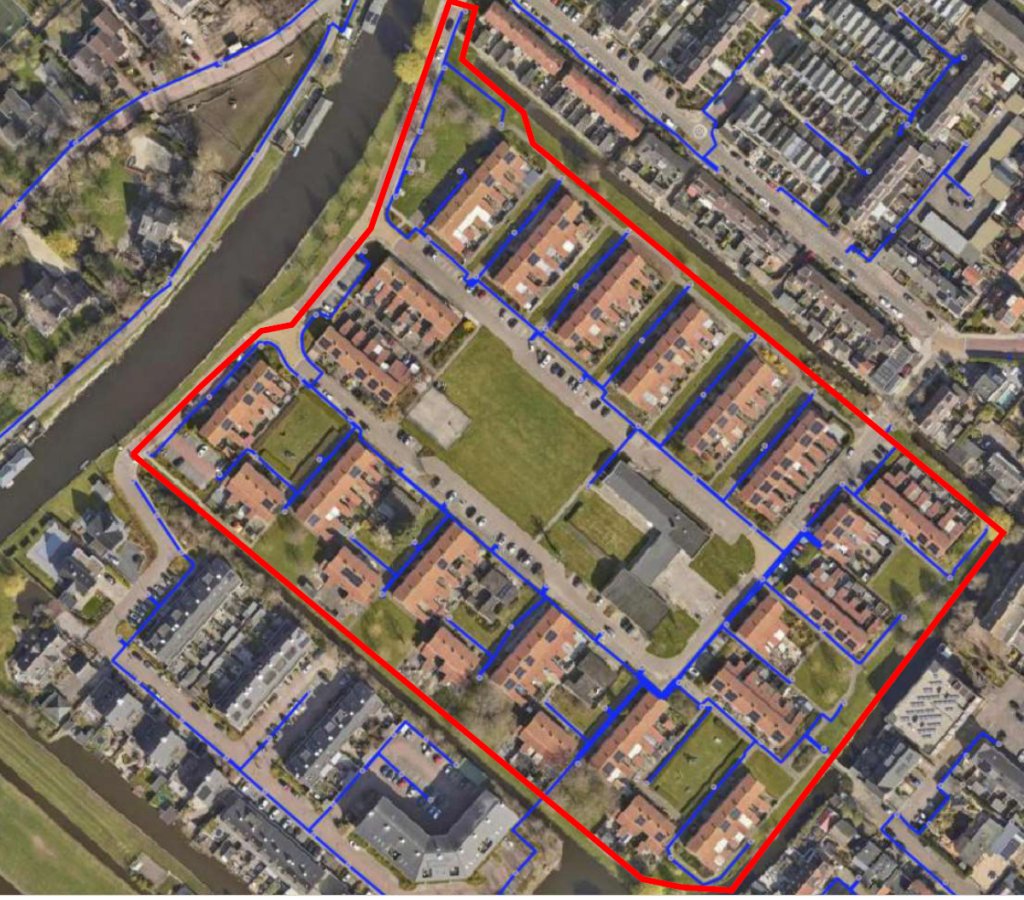 De blauwe lijnen zijn de kabels die vervangen worden in het werkgebied (aangegeven met de rode lijn)