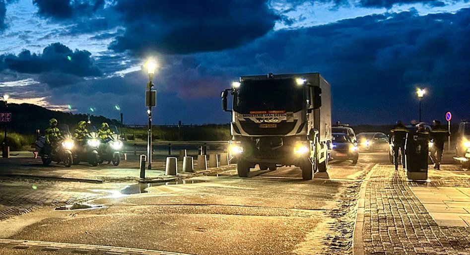 De vrachtwagen met daarin de bommen komt aan op de locatie waar deze veilig tot ontploffing gebracht gaan worden