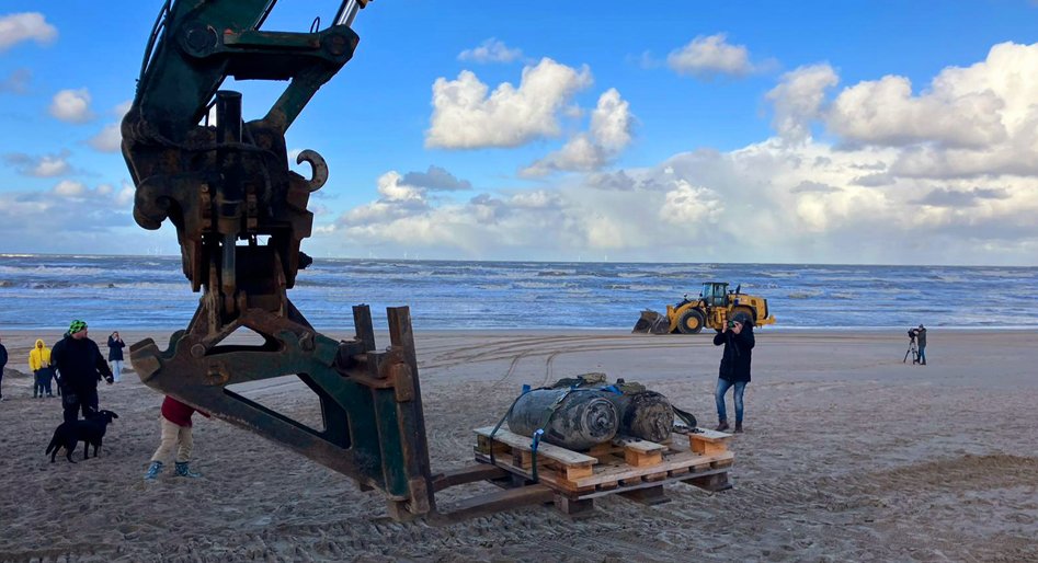 De bommen worden voorzichtig over het strand vervoerd richting de locatie waar ze tot ontploffing gebracht gaan worden