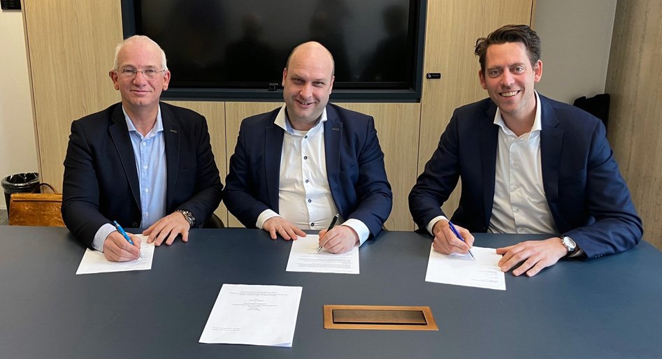 Ondertekening intentieovereenkomst door v.l.n.r. John Blonk (BouwN), wethouder Schuurmans (gemeente Zuidplas), Erik Bruns (KondorWessels)