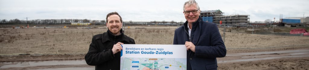 Wethouder Daan de Haas van Zuidplas en wethouder Michel Klijmij - Van der Laan van Gouda met informatiebord voor nieuw treinstation Gouda-Zuidplas.