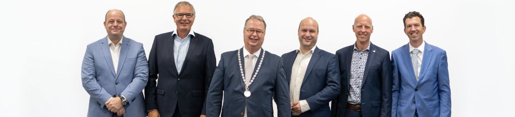 College Zuidplas 2023. Op de foto staan van links naar rechts: wethouder Frans Klovert, wethouder Daan de Haas, burgemeester Han Weber, wethouder Jan Willem Schuurman, wethouder Wybe Zijlstra en gemeentesecretaris Andreas De Graaf (interim).