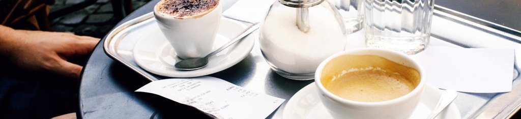 Tafeltje op een terras met kopjes koffie en de rekening